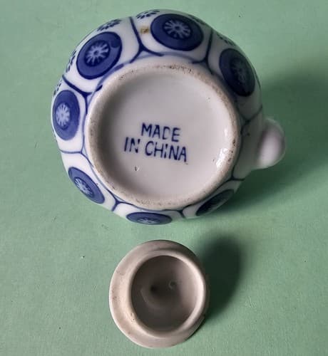 Tiny Blue and White Lidded Tea Pot 3.5" tall Miniature Vintage - Thumbnail 5