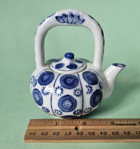 Tiny Blue and White Lidded Tea Pot 3.5" tall Miniature Vintage - Thumbnail 7