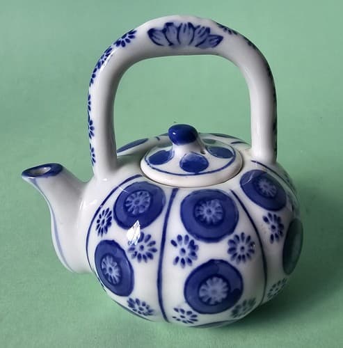 Tiny Blue and White Lidded Tea Pot 3.5" tall Miniature Vintage - Thumbnail 2