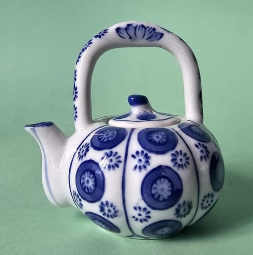 Tiny Blue and White Lidded Tea Pot 3.5" tall Miniature Vintage - Thumbnail 3