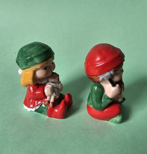 Avon 1983 Elves Christmas Salt and Pepper Shaker Set Cute 2.5" Tall - Thumbnail 2