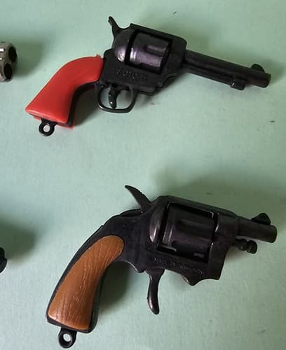 Victory Toy Minature pistols (3) + (1) Unbranded Tiny Guns Vintage - Thumbnail 9