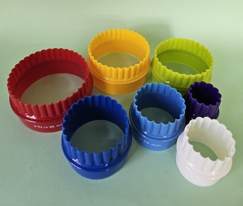 Cookie Cutters Plastic Circle Scalloped Round Smooth Set Of Seven - Thumbnail 2