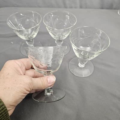 Vintage Crystal Champayne Glasses Set of 4 Delicate Etched Leaf & Vine Pattern - Thumbnail 4