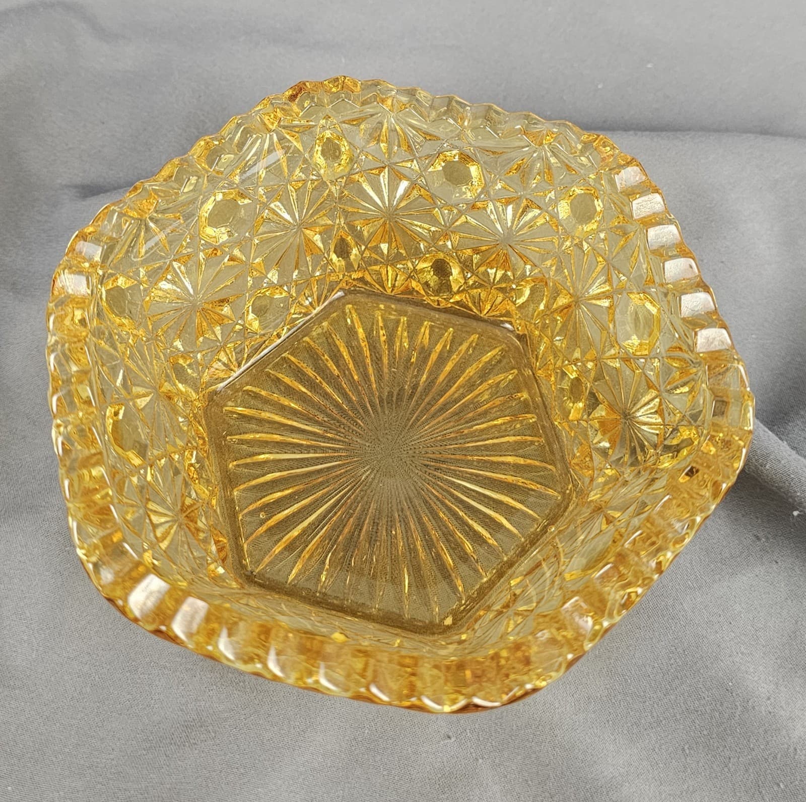 LE Smith Art Glass Daisy Button Amber Hexagon Berry Bowl Vintage Collectible - Thumbnail 3