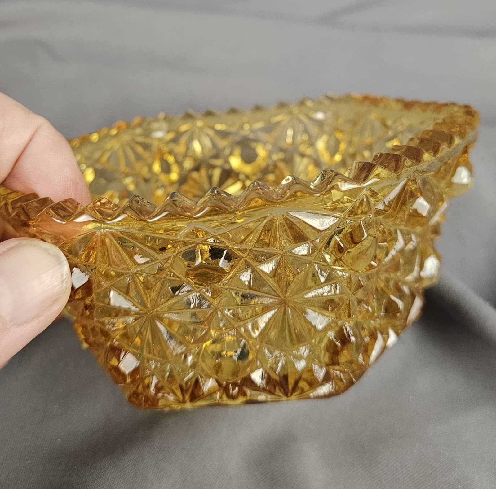 LE Smith Art Glass Daisy Button Amber Hexagon Berry Bowl Vintage Collectible - Thumbnail 4