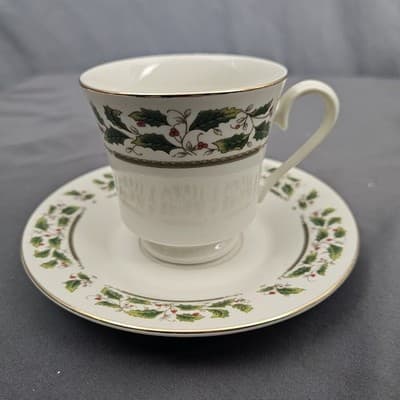 Vintage Home for the Holidays Holly Holiday Tea Cup and Saucer Set - Thumbnail 2