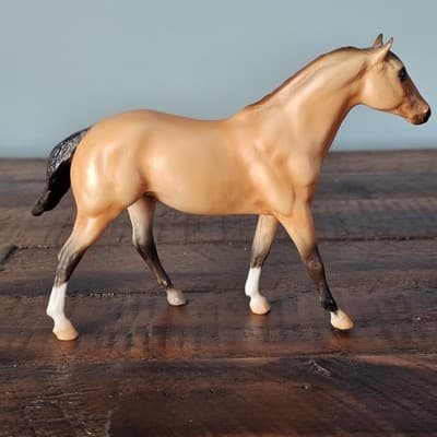 Breyer Reaves Small Horse Figurine Buckskin 3 White Socks 6" x 4" - Thumbnail 3