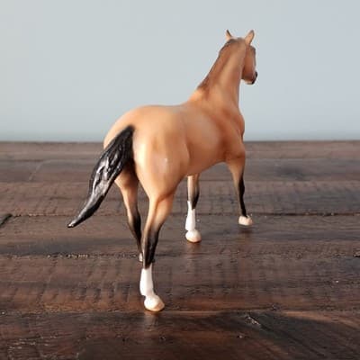 Breyer Reaves Small Horse Figurine Buckskin 3 White Socks 6" x 4" - Thumbnail 4