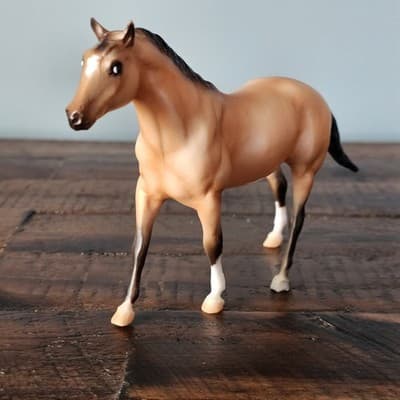 Breyer Reaves Small Horse Figurine Buckskin 3 White Socks 6" x 4" - Thumbnail 2