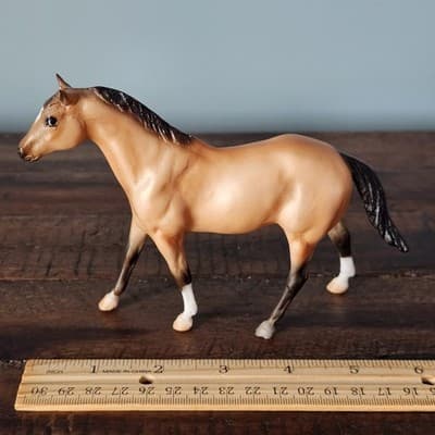 Breyer Reaves Small Horse Figurine Buckskin 3 White Socks 6" x 4" - Thumbnail 10