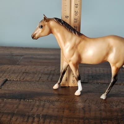 Breyer Reaves Small Horse Figurine Buckskin 3 White Socks 6" x 4" - Thumbnail 11