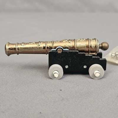 Vintage Britains Shooting Metal and Plastic Cannon with Cannon Balls - Thumbnail 4