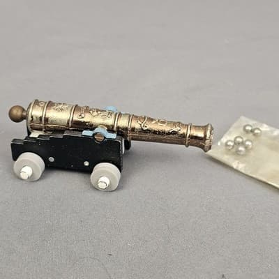 Vintage Britains Shooting Metal and Plastic Cannon with Cannon Balls - Thumbnail 2
