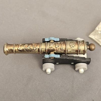 Vintage Britains Shooting Metal and Plastic Cannon with Cannon Balls - Thumbnail 5