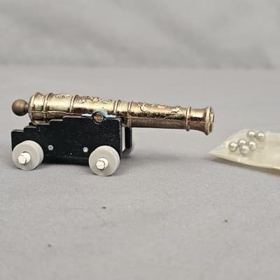 Vintage Britains Shooting Metal and Plastic Cannon with Cannon Balls - Thumbnail 3