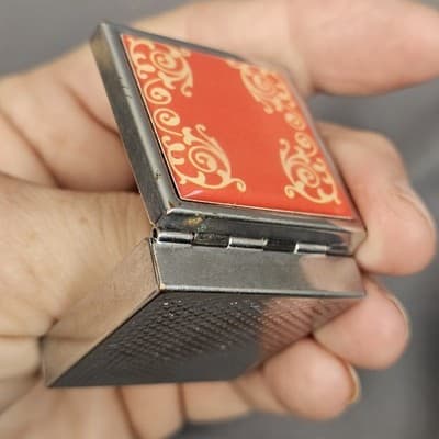 Vintage Metal Pill Box Floral Pattern Hinged lid 1.5" x 1.5" - Thumbnail 4
