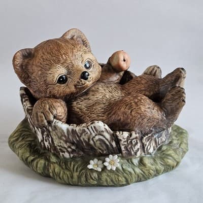Vintage Homco 1986 Masterpiece Porcelain Baby Bear In Tree Stump Eating Apple - Thumbnail 2