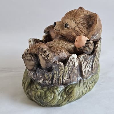 Vintage Homco 1986 Masterpiece Porcelain Baby Bear In Tree Stump Eating Apple - Thumbnail 3