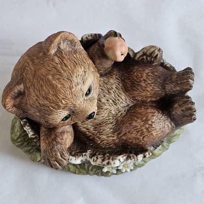 Vintage Homco 1986 Masterpiece Porcelain Baby Bear In Tree Stump Eating Apple - Thumbnail 6