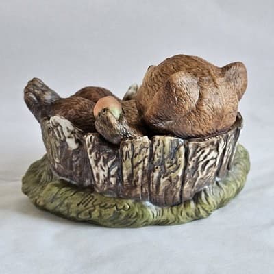 Vintage Homco 1986 Masterpiece Porcelain Baby Bear In Tree Stump Eating Apple - Thumbnail 4