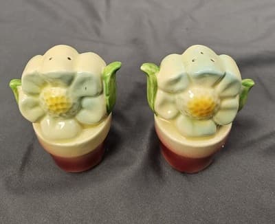 Flower Salt And Pepper Shakers Perfect For Collection—no Bottom Part, Missing - Thumbnail 3