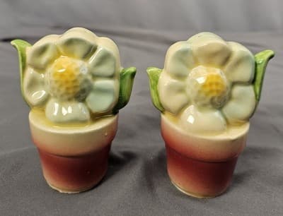Flower Salt And Pepper Shakers Perfect For Collection—no Bottom Part, Missing - Thumbnail 4
