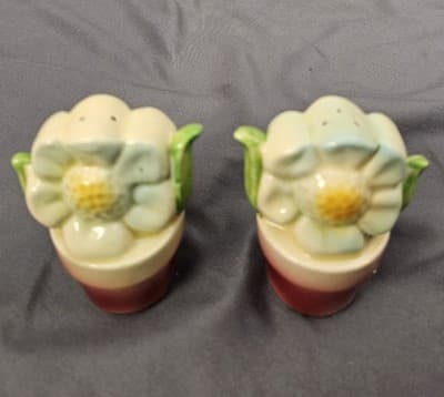 Flower Salt And Pepper Shakers Perfect For Collection—no Bottom Part, Missing - Thumbnail 2