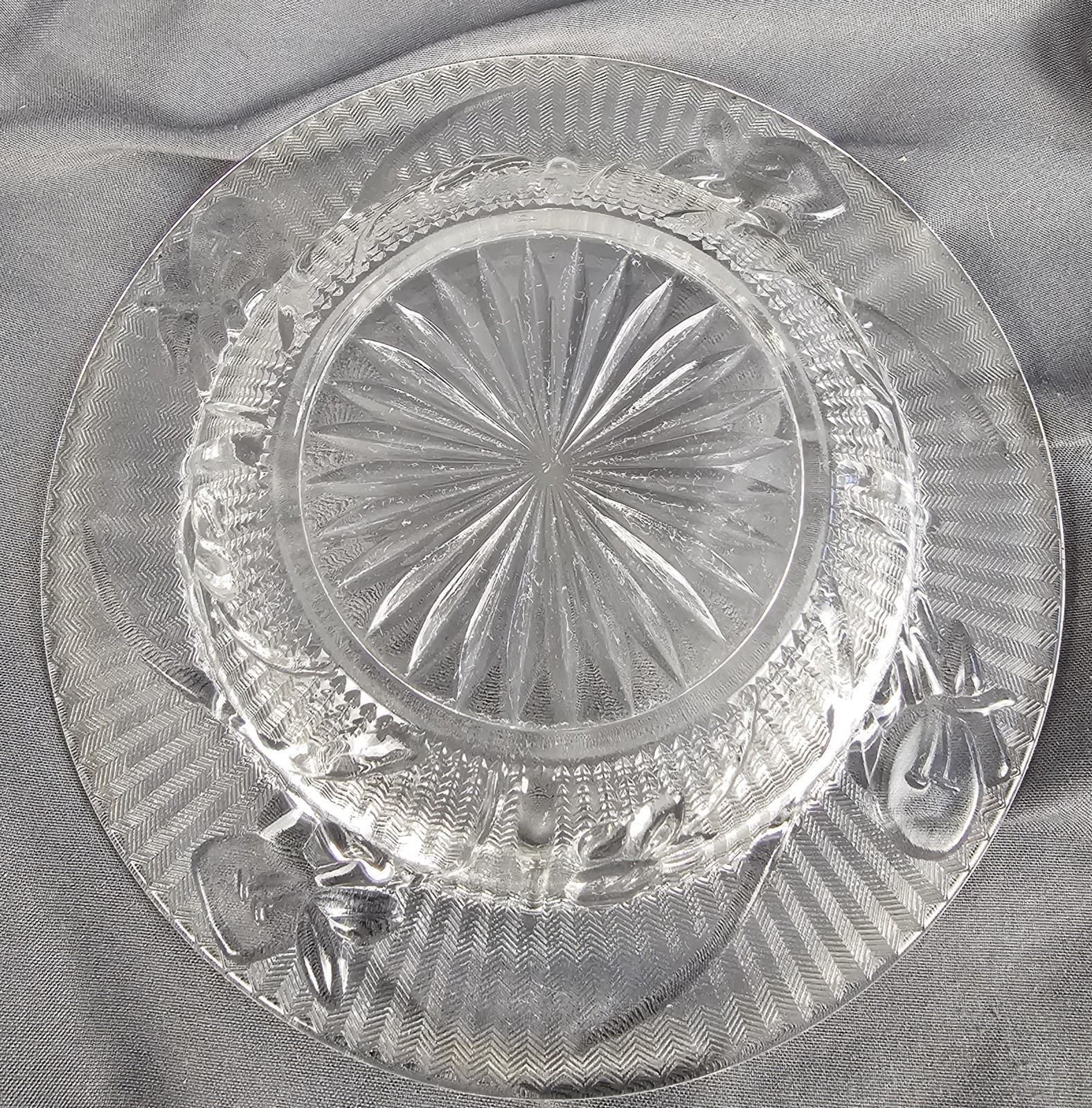 Vintage Jeanette Depression Glass Iris & Herringbone Round Covered Butter Dish - Thumbnail 6