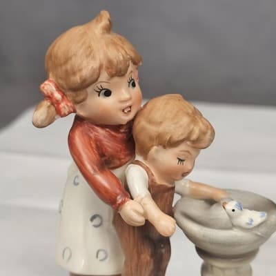 Vintage Lefton Hand Painted Girl Over Bird Bath Porcelian Figurine 07821 - Thumbnail 4