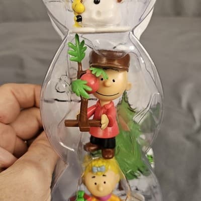 Peanuts Charlie Brown Sally Snoopy Christmas Holiday Figurines Tree 2018 - Thumbnail 6