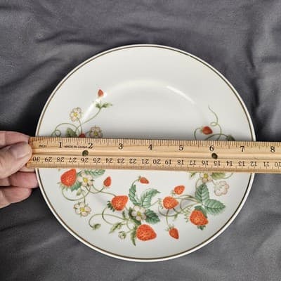 Avon Plate 7.5in Porcelain Strawberry 22k Gold Trim Vintage Collectable 1978 - Thumbnail 3