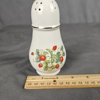 Vintage Avon Strawberry Porcelain Sugar Shaker - 22K Gold Trim , Made In Brazil - Thumbnail 6