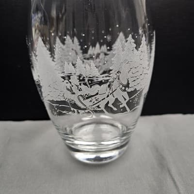 Vtg Luminarc Etched Christmas Vase Large with Winter Sleigh Horse Scene France - Thumbnail 4
