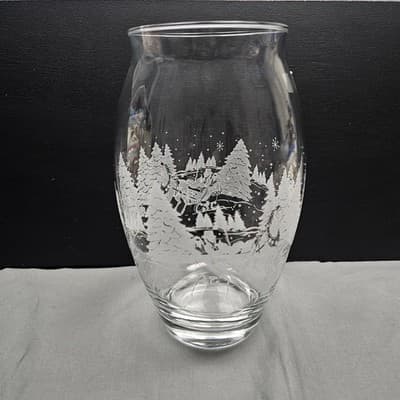 Vtg Luminarc Etched Christmas Vase Large with Winter Sleigh Horse Scene France - Thumbnail 3