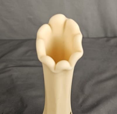 Vintage Cream Milk Glass Westmoreland Glass Pulled Vase Footed 1950's. - Thumbnail 3