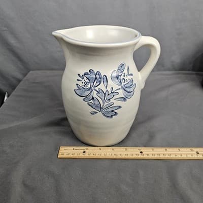 Retired Yorktowne by Pfaltzgraff STONEWARE PITCHER 64 Ounces Blue Floral 8" Tall - Thumbnail 10