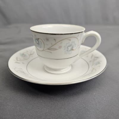 English Garden 1221 Tea Cup & Saucer Platinum Trim Fine China Japan Blue Flowers - Thumbnail 2