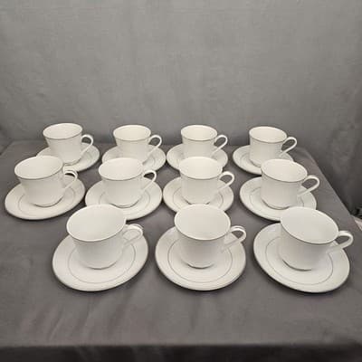 Set of 11 Crown Victoria Lovelace Tea Coffee Cups and Saucers Fine China Japan - Thumbnail 2