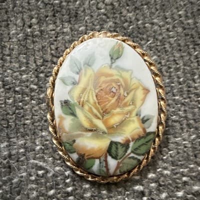 Vintage Oval Floral Rose Porcelain Brooch Pin Gold Tone Frame White Yellow Green - Thumbnail 2