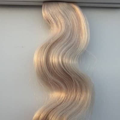 Glam Seamless 20” Body Wave Tape in Hair Extensions Iced Blonde #60S NEW SEALED - Thumbnail 9