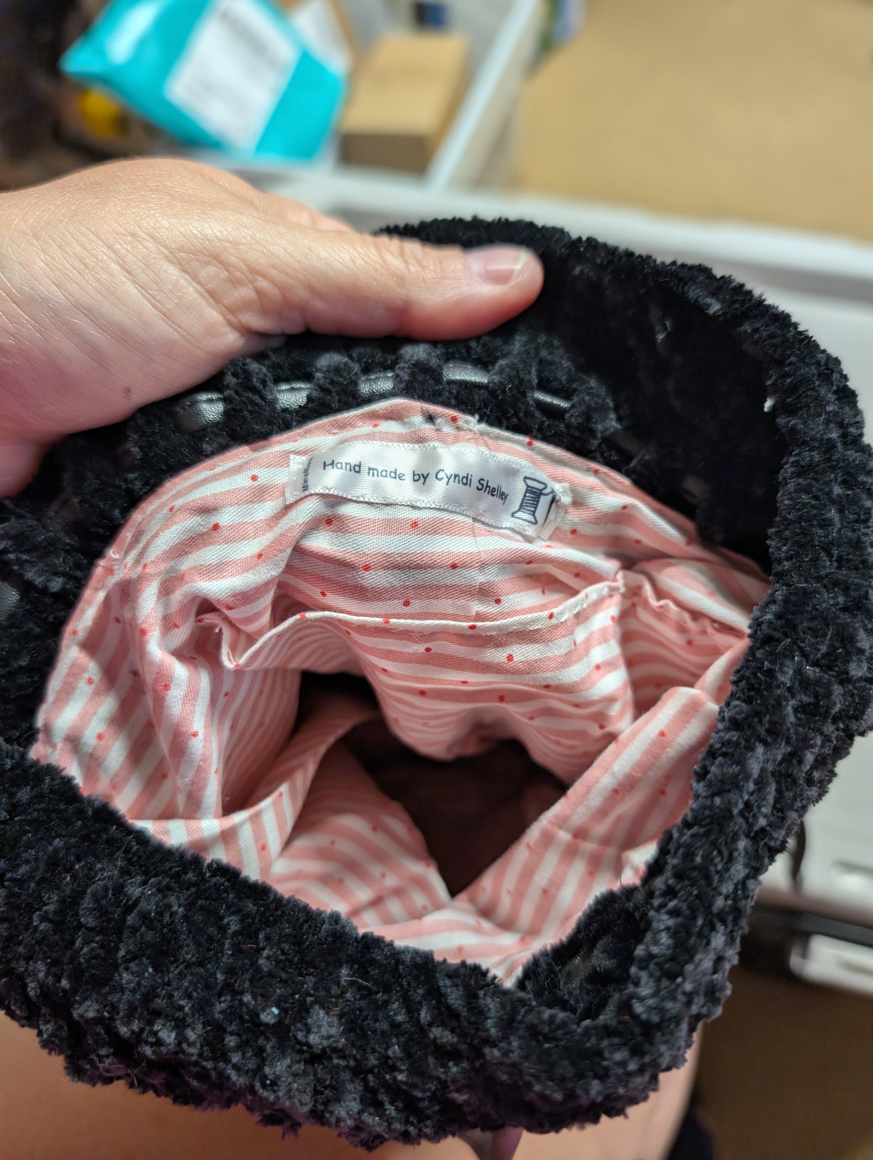 Black and Pink crocheted cinch Bag with Drawstring - Thumbnail 3