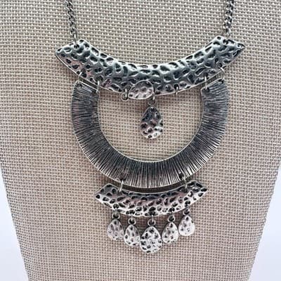 Vintage 80s Silver Tone Hammered Bib Statement Necklace Teardrop Charms Jewelry - Thumbnail 3