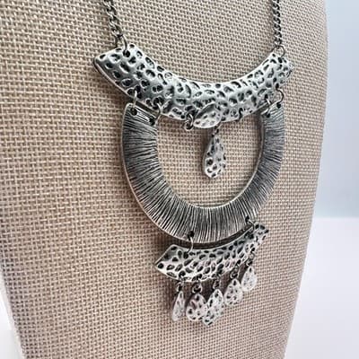 Vintage 80s Silver Tone Hammered Bib Statement Necklace Teardrop Charms Jewelry - Thumbnail 4