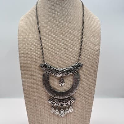 Vintage 80s Silver Tone Hammered Bib Statement Necklace Teardrop Charms Jewelry - Thumbnail 2