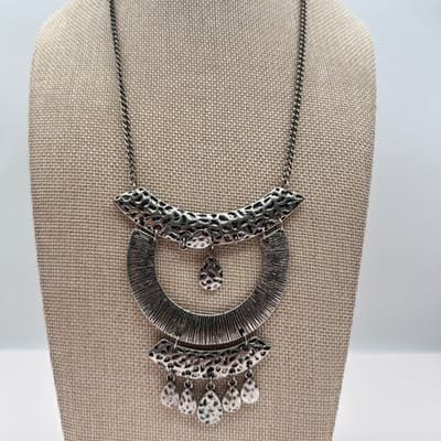Vintage 80s Silver Tone Hammered Bib Statement Necklace Teardrop Charms Jewelry