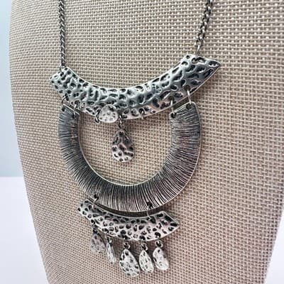 Vintage 80s Silver Tone Hammered Bib Statement Necklace Teardrop Charms Jewelry - Thumbnail 5