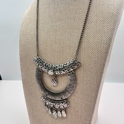 Vintage 80s Silver Tone Hammered Bib Statement Necklace Teardrop Charms Jewelry - Thumbnail 6