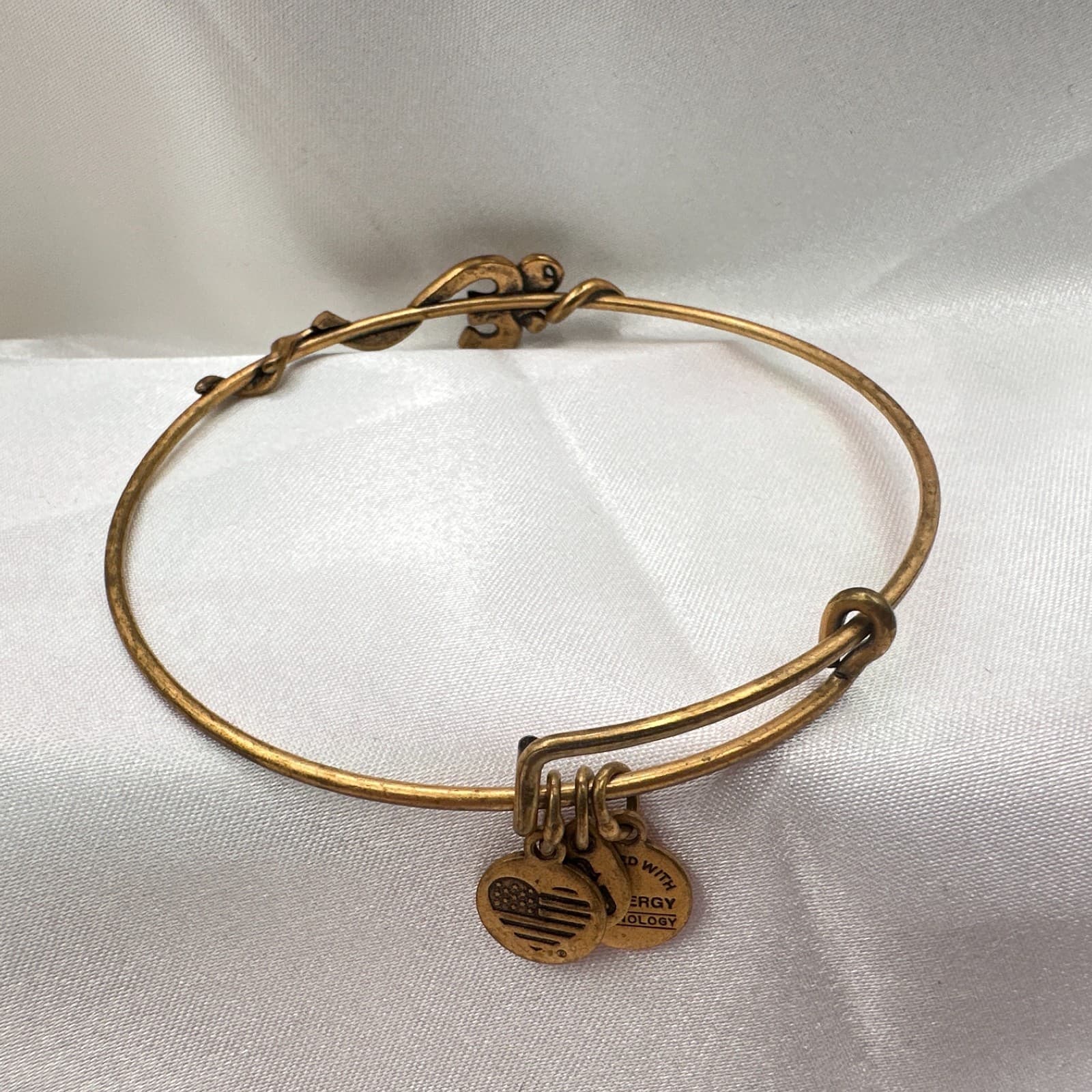 Vintage 80s Gold Tone Chai Charm Expandable Bangle Bracelet Classic Jewelry - Thumbnail 2
