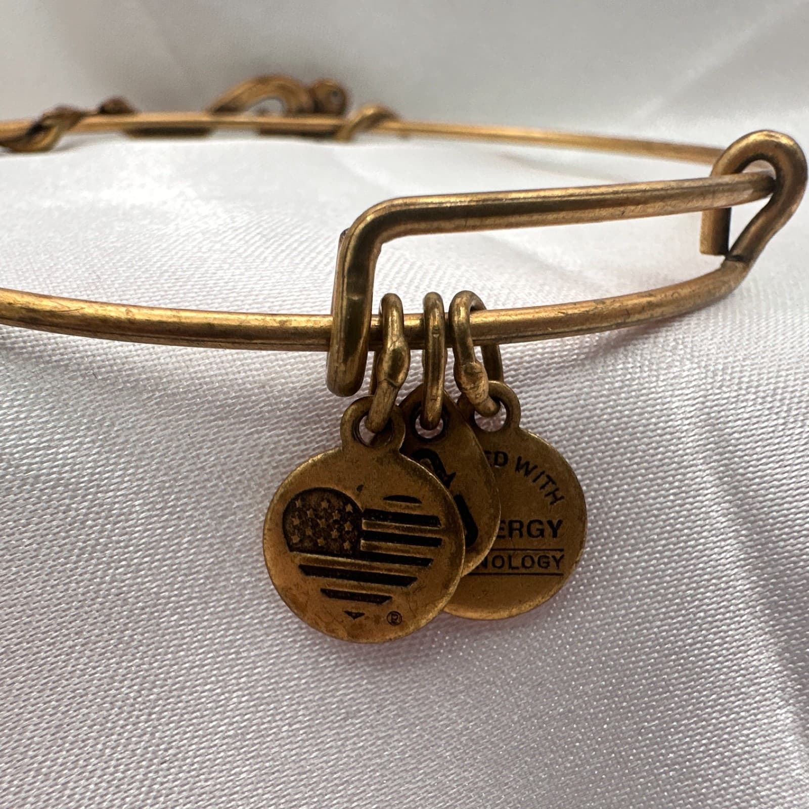 Vintage 80s Gold Tone Chai Charm Expandable Bangle Bracelet Classic Jewelry - Thumbnail 4